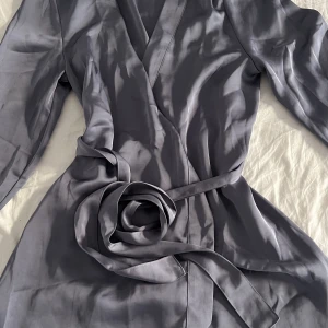 Blå kimono - Säljer min blåa satin kimono från H&M. Superfin men den har dock inte kommit till någon användning.