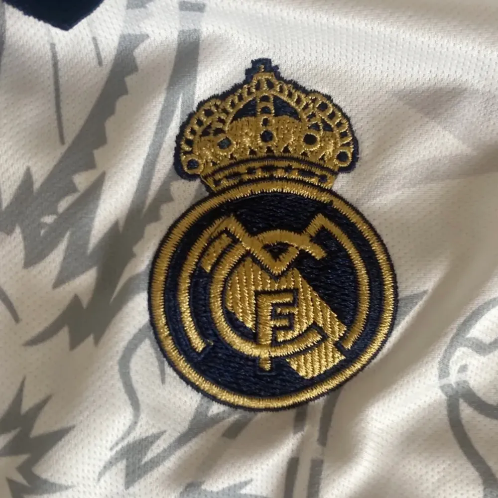 Säljer min real Madrid fotbollströja i storlek xs den är i nytt skick den har Inga hål eller defekter. T-shirts.