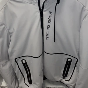 Moose knuckles jacka grayton 2.0 - Säljer nu min moose knuckles jacka som köptes på Johnells i Sthlm pga den ej används längre, org pris 5500kr!