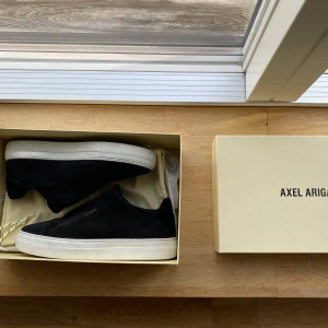 Axel Arigato 360 - Säljer axel arigato 360 i nyskick. Andvända 3 gångar. 10/10 skick. Pris kan diskuteras. Storlek 43