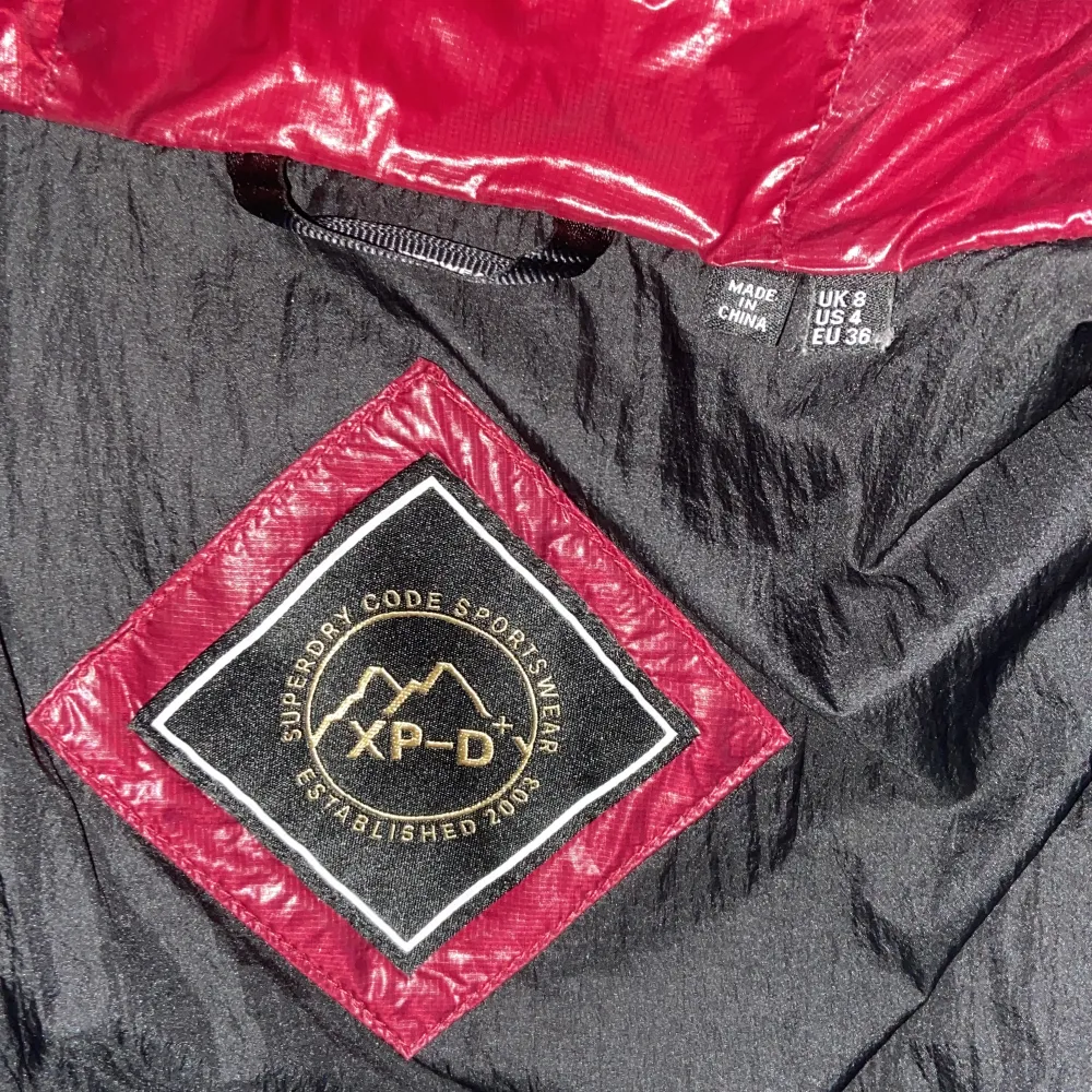 Säljer nu en jätte fin röd jacka, som ibte komemr till användning har använt några gången men är i fint skick, original pris 1500kr säljer för 900+frakten . Jackor.
