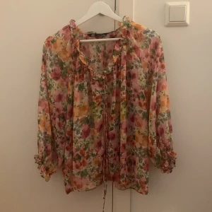 Blus - Bedårande fin blommig blus ifrån Zara ❤️🌸