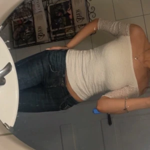 Vit spetstopp  - Superfin vit spetstopp från Hollister🙌🫶 (säljer för den är lite för liten på mig)