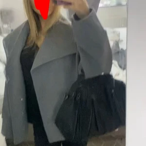 Säljer min helt nya kappa  - Nyskick och använd ca 4-6 gånger,och har tröttnat på den då jag vill ha en ny i en annan färg och kan ej lämna tbx den!