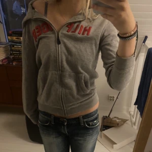 Tommy hilfiger zip up - Säljer denna snygga Tommy hilfiger zip up hoodien då jag rensar min garderob, den är använd några gånger men har inga synliga defekter💕köparen står för frakt! 