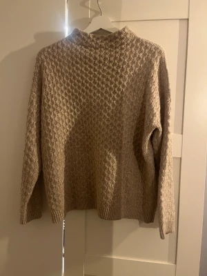 Stickad tröja - Super fin stickad tröja med mönster. Perfekt nu till hösten🤎 kan fraktas men då står köparen för frakt!