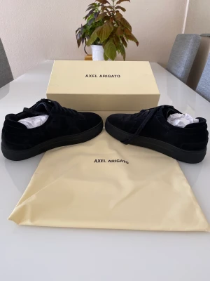 Axel Arigato Skor - Arigato skor som är svåra att få tag på. Heltnya och oanvända förutom bara testat den en gång. Nypris ligger på 2500kr, mitt pris är 1900kr, men priset är inte hugget i sten.
