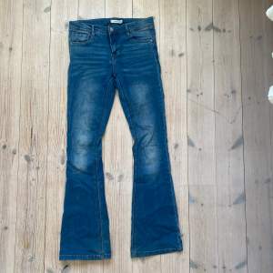 Fina jeans som är för små! Dom är midwaist och bootcut. Dom är från märket ”Name it”  Storlek 158/13Y. Skulle säga att dom passar nån från 157-160! 💓💓