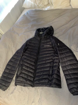 Peak performance jacka - Peak performance jacka svart i ny skick. Fick den av min mormor med det är inte riktigt min stil så säljer den nu till bättre behövande. Storlek M Herr. Inga fläckar eller skavanker.