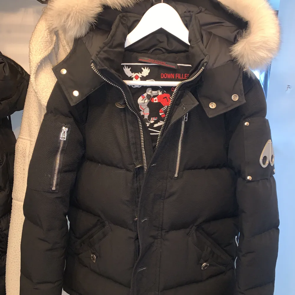 Bra skick storlek xs sitter bra på s ochså kan även byta mot canada goose jacka elr en moncler cardigan storlek s. Jackor.