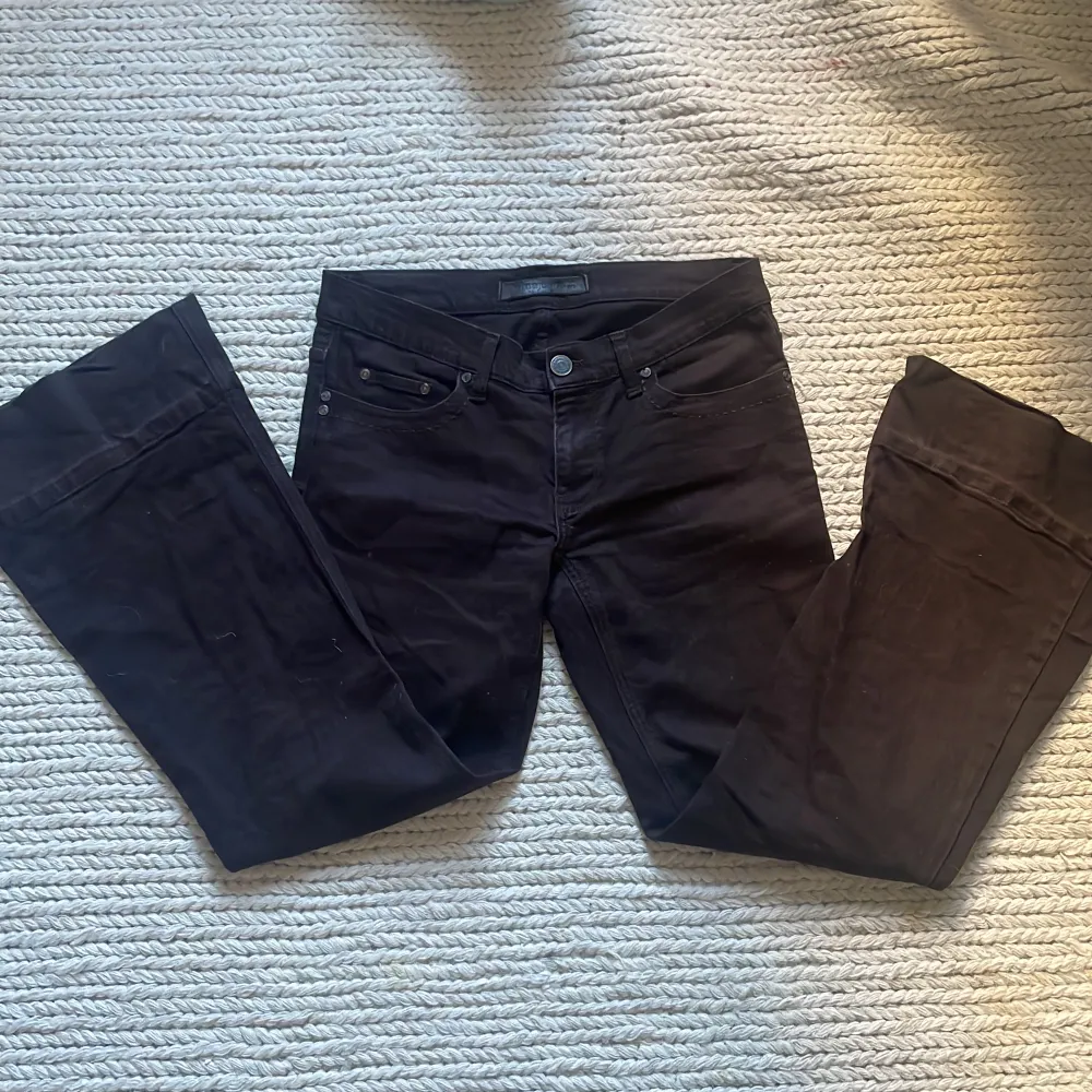Söta bruna bootcut jeans💕midjemått 78cm innerbenslängd 78cm oxå🫶. Jeans & Byxor.