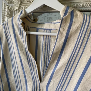 Zara striped flowing blouse - Randig skjorta/blus från Zara! Finns små slitningar i urringningen (se första bilden) men annars i fint skick! Stor i modellen så passar nog fler storlekar🧚🏻‍♂️