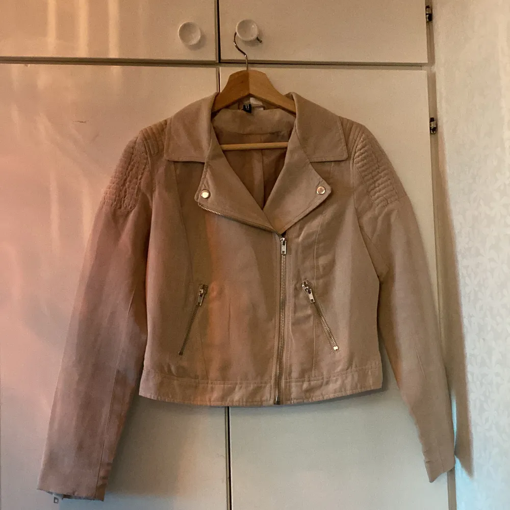 En beige höstjacka ifrån h&m i storlek 36. Använd endast 5 gånger! . Jackor.