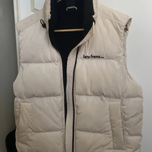 Beige väst - En jätte fin väst nu till hösten, jätte bra skick och nästan oanvänd. 