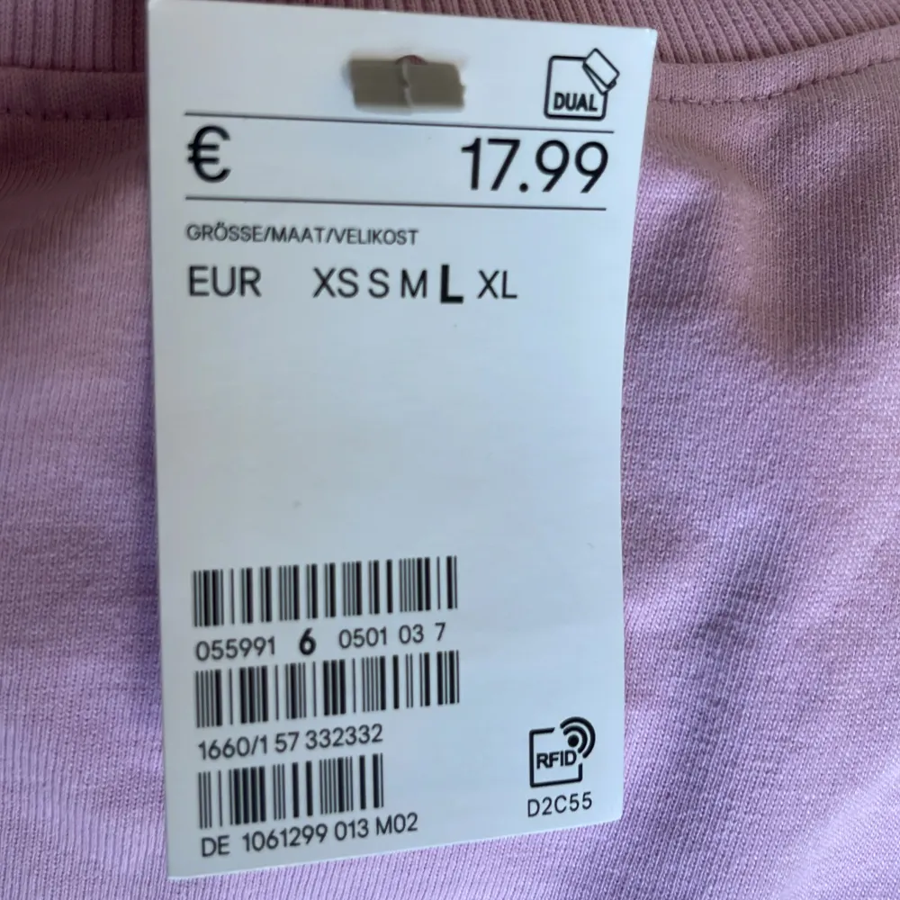 Rosa oversized t-shirt med tryck, helt ny och oanvänd med prislappen kvar (nypris 230kr). T-shirts.