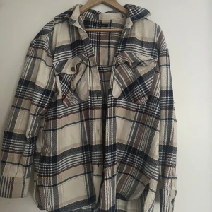 Väldigt tunn höstjacka - Passar perfekt till hösten med en hoodie under. Skit snygg till taights, uggs och en snygg mössa😍. Sällan använd.