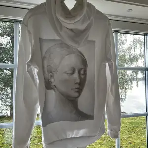 Säljer nu denna hoodie då den ej kommer till användning längre! Superfin och jätteskön💕