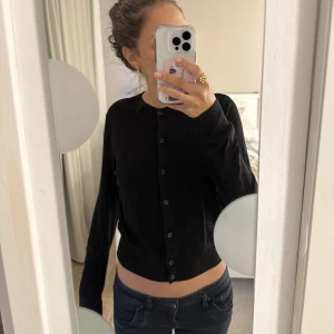 Tunn stickad kofta  - Nytt skick , jätte söt