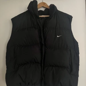 Väst  - Skit snygg Nike väst, men som tyvärr aldrig kommer till användning för mig. Använd några fåtal gånger!. Inga defekter. 