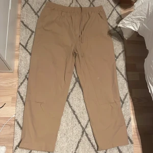 Carhartt byxor - Beigea Carhartt byxor med resårband