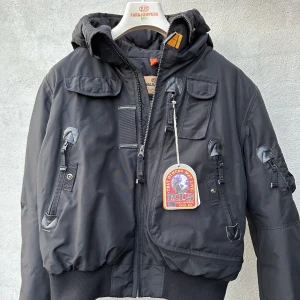 Parajumper Jacka, Gobi  - Hej, säljer nu min Parajumper jacka  i ny skick.  Storleken är Young Large som passar från 14-16år  Nypris 5200kr - Mitt pris 2000kr