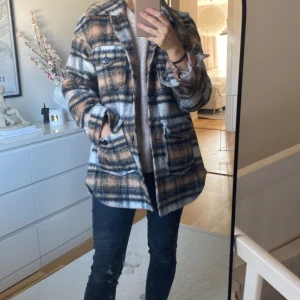 Rutig jacka Asos - Rutig jacka ftån Asos, fint skick. Storlek 32 men upplevs som stor, oversize. 