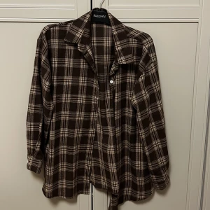 Skjorta - Passar dig som har S/M. Använd några gånger, men i god skick.