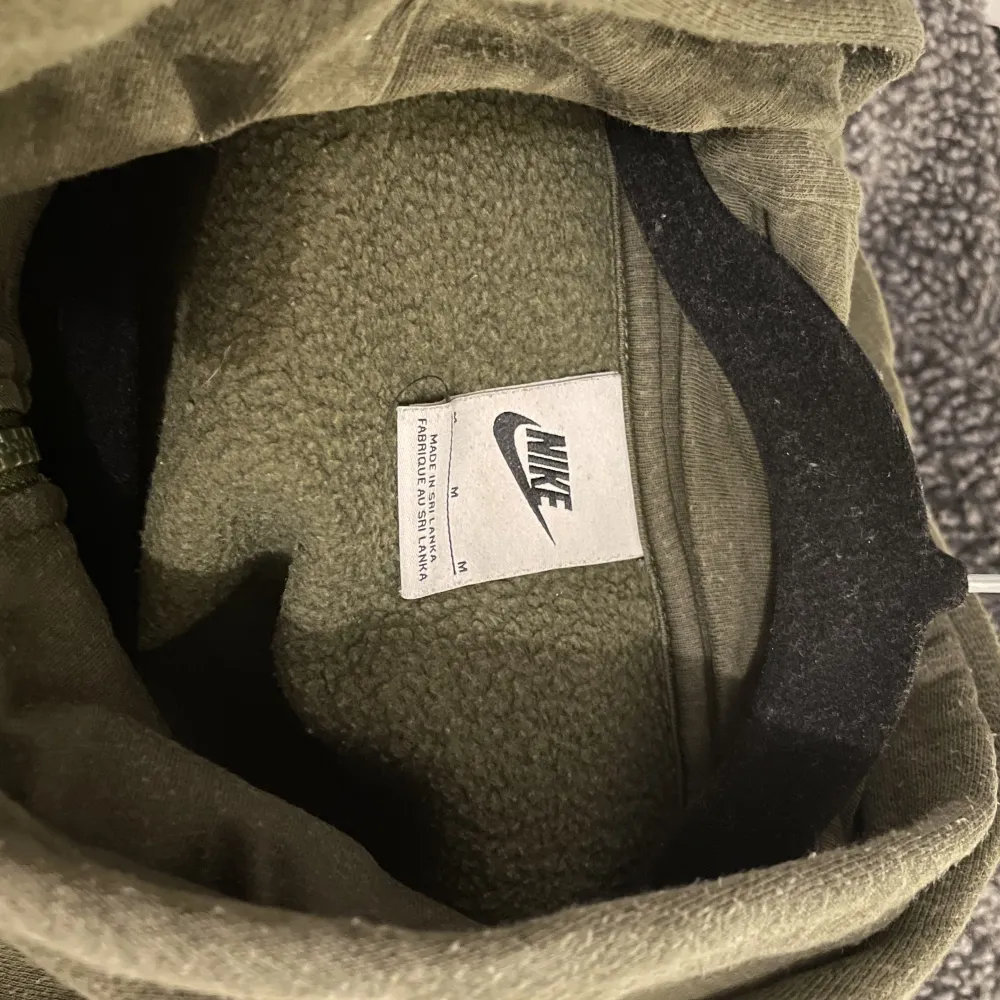En grön Nike hoodie. Använd Max 10 gånger, säljs för den inte kommer till användning längre.  Nypris: 679kr. Hoodies.