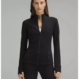 lululemon define jacket! - En av dom populäraste träningsjackorna nånsin(med luva).Materialet är sjukt skönt och hög kvalitet o säljs för ca 1400kr nypris.(inga defekterk)💕