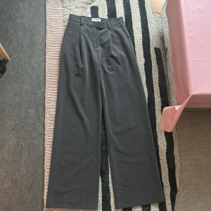 Djerf avenue favorite pants - Säljer pga kommer till så mycket användning längre.  snyggaste, skönaste kostymbyxorna i garderoben. Dessa är från Matildas. Absolut första drop. Detaljerna skiljer sig lite ifrån det nuvarande. Absolut inget som är synligt. Köpare står för frakt ❤️