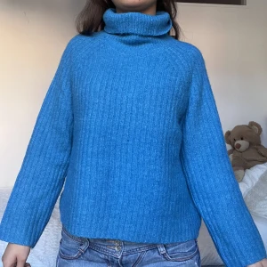 Stixkad tröja!  - Snygg stickad tröja i fantastisk färg! Jag brukar bära M men skulle säga att den skulle sitta snyggare på någon mindre men det är en referensfråga❤️