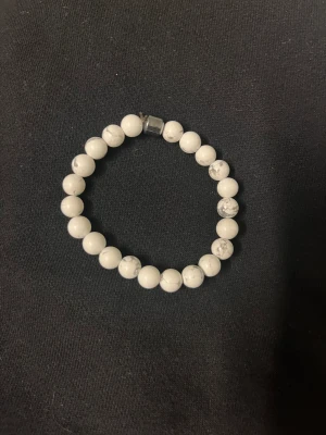 Pärlarmband  - Pärlarmband i vit marmor 49kr/1 st 79kr/2 st 115kr/3 st