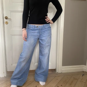 Lågmidjade jeans - Så coola lågmidjade jeans med breda ben i ljus tvätt💞cool design! Mycket bra skick. Storleken passar L. Skriv vid funderingar och kolla in mina andra annonser😇 