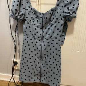 Blå prickig klänning - Jätte fin klänning