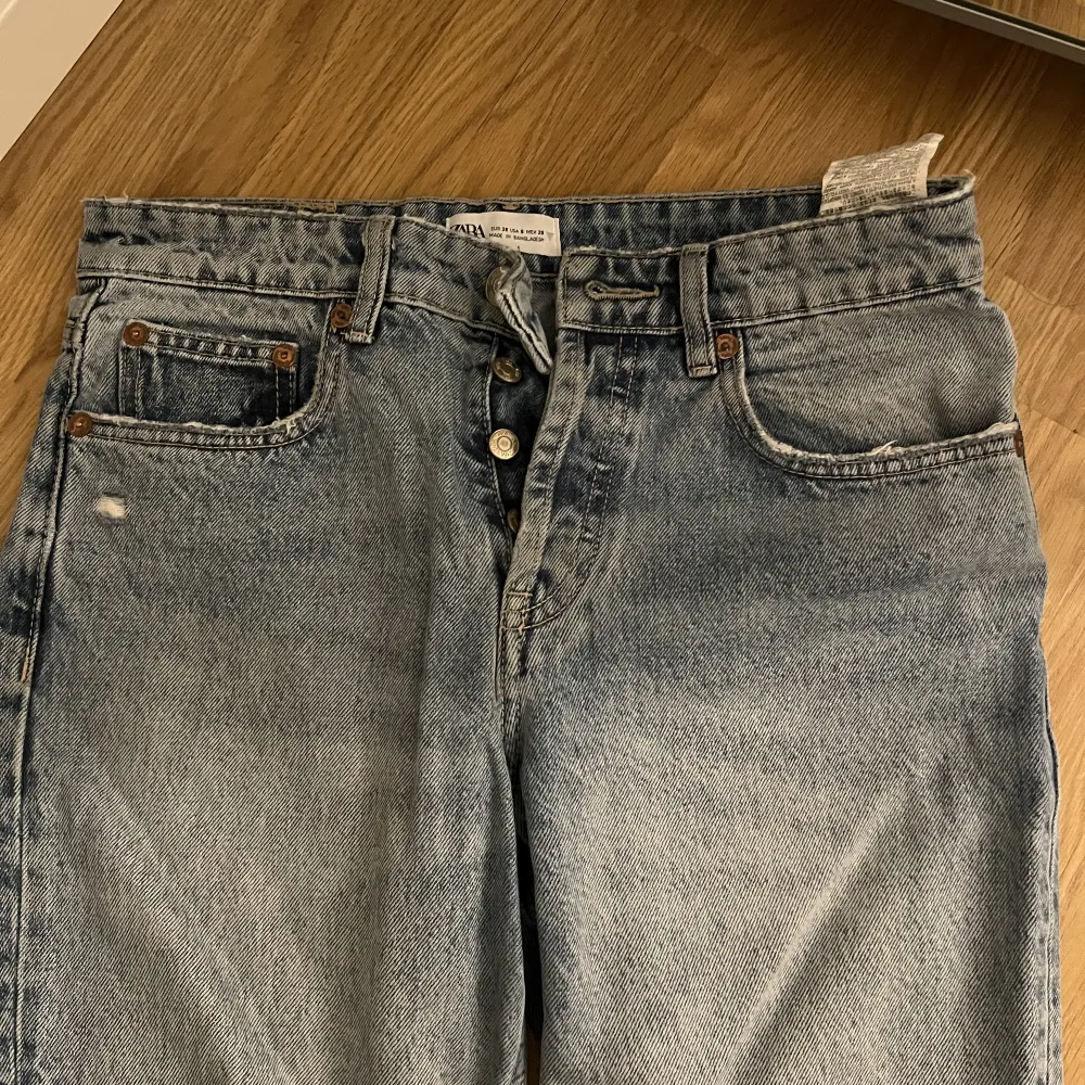 Snygga midwaist jeans från zara. Jeans & Byxor.