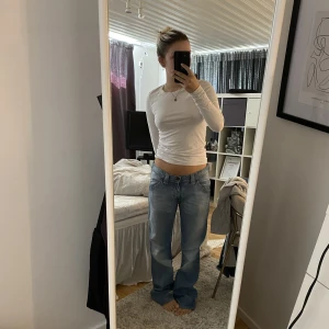 vintage jeans - Köpte dessa jeans på plick men de var tyvärr förstora för mig, inga hål eller slitningar. Midjemåttet på jenssen är 88 cm och innerben 84 cm. Vid intresse eller frågor skriv privat, betalning och leverans sker inte genom ”köp nu” här på plick😊
