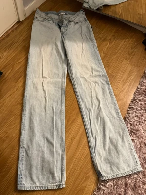 Jeans  - Snygga jeans från weekday  men en liten deffekt på dom som inte syns så jätte mycket, midwaist 