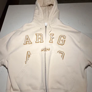 Axel Arigato zip up  - Säljer arigato zip up size small för att den är lite för stor. Aldrig använd ute, kostar 2300 ny och säljer den för 1500. Pris kan diskuteras