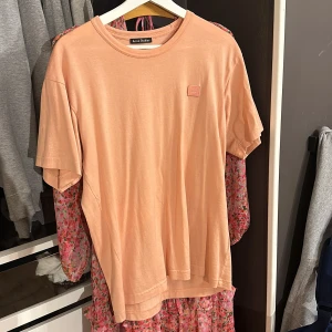 Acne t-shirt - Strl s, använd fåtal gånger. 
