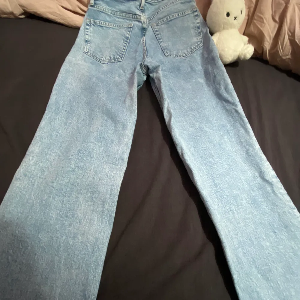 Köpte dessa jeans för några år sedan och kan inte längre få på mig dem, byxorna är storlek 36 men jag tror att folk med storlek 34 får på sig den också. Flera frågor kan ni bara kontakta mig så ska jag försöka svara så bra som möjligt ⭐️. Jeans & Byxor.