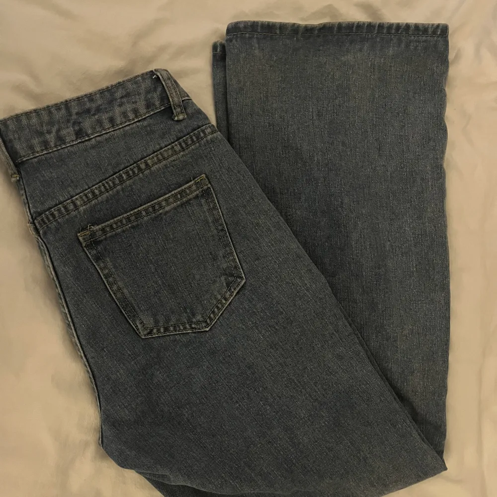 Baggy jeans som passar för dig som är ca 163-165 skulle jag tro, då de är för långa på mig som är 160💕(Färgen ser inte riktigt ut sådär i verkligheten, de är ljusare blå) . Jeans & Byxor.