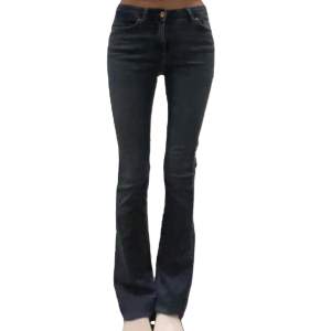 Säljer dessa långa jeans från only. Innerbenslängden är 88cm, midwaist 💕 storlek 34 (uppvikta på bilden iomed att de är för långa för mig)