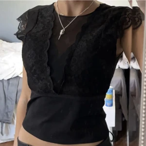 Topp - Säljer denna snygga topp som är en avklippt body i storlek S. Köptes här på plick men tyvärr för stor för mig så säljer vidare💕