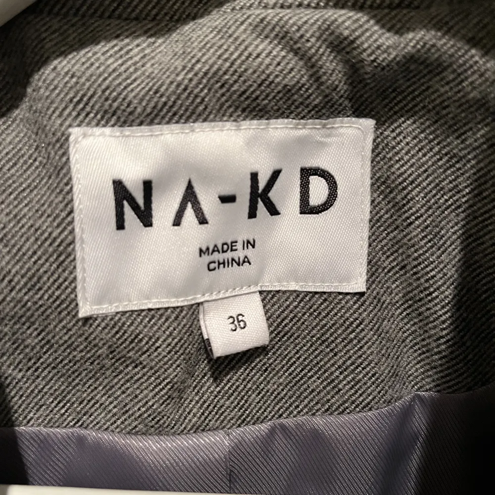 Grå blazer från NA-KD Använd en gång så nyskick. Jackor.