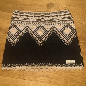 Oss Molly kjol  - Stickad Oddmolly-kjol aldrig använd. Storlek 1 men motsvarar en S