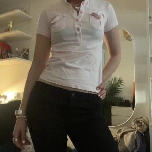 Rosa topp - Säljer pga att den är för liten men den är jättesöt, har inga defekter☺️fickorna är lite uppvikta men det är bara att stryka