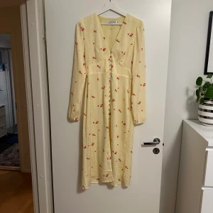 Paris dress från Adoore  - Klänning från Adoore, en av deras bästsäljare Paris dress. Den är använd 1 gång i några få timmar. Som ny. Nypris 1495:- 