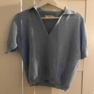 Blå topp från MNG - Superfin topp. Storlek M men skulle snarare säga Xs/S. Väldigt fint mönster med v-ring💙Kan fraktas men då står köparen för frakt!
