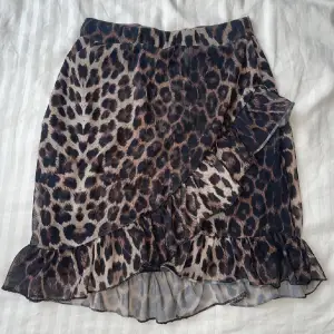 Leopard kjol från Nelly som endast är använd cirka 2 gånger. Jättefint skick❤️🩷 (två av bilderna är lånad från två tjejer på plick)