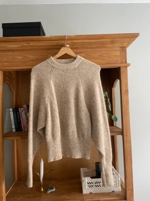 Stickad tröja från h&m - Beiga stickad tröja i mohair och ull från hm. Superbra skick
